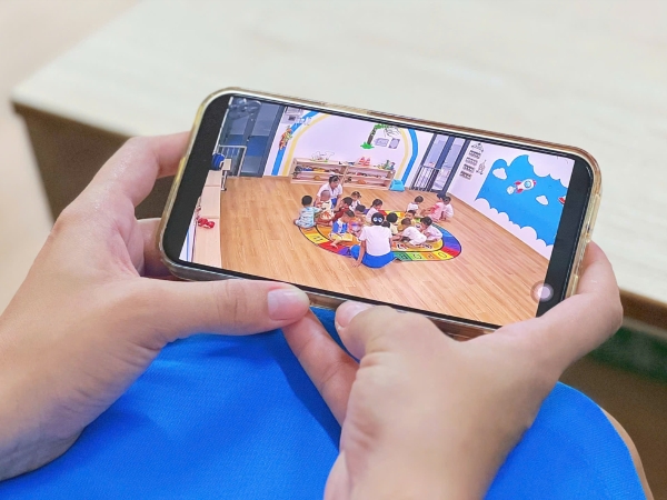 Trường mầm non Dĩ An có camera để phụ huynh theo dõi trẻ